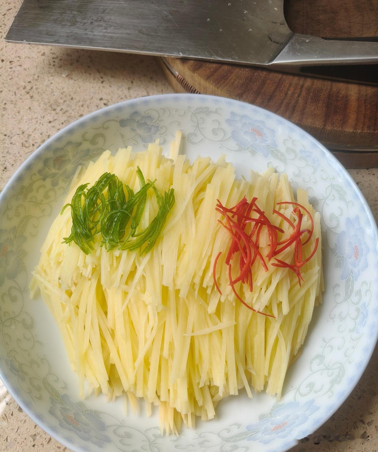 我吃了几十年土豆，一直打心底认定土豆就是蔬菜，炒土豆丝、炖土豆，顿顿当菜吃。结果