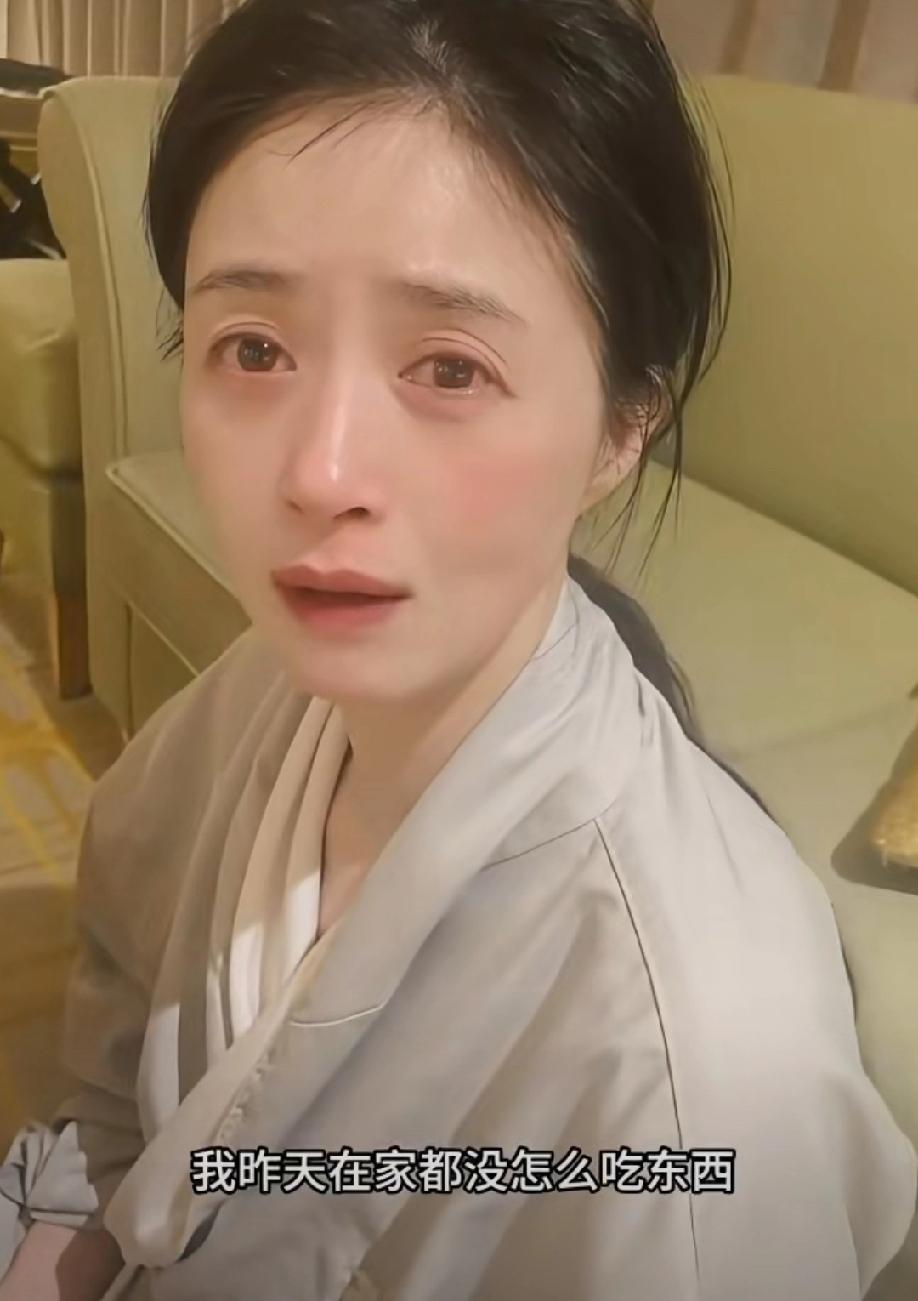 蒋欣快被减肥逼疯了，吃饭都不敢吃饱，但胳膊依然比大腿粗，骨架大她能怎么办，骨架大