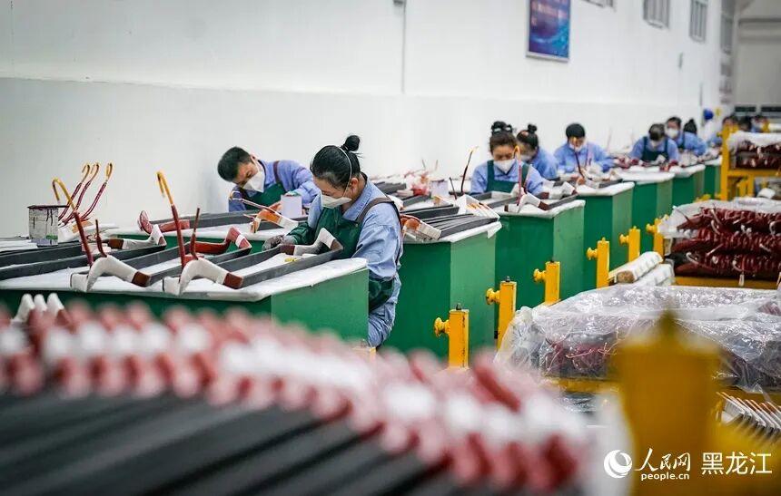 黑龙江佳木斯：工业生产“春潮”涌动

春回大地，万物竞发。在黑龙江省佳木斯市的各