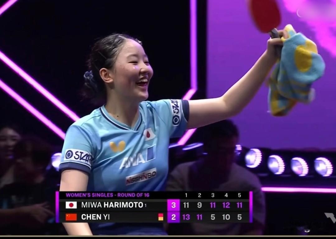 张本美和真是小孩子心啊！

今晚上赢下比赛后直奔老父亲张本宇，这场景让我想起重庆