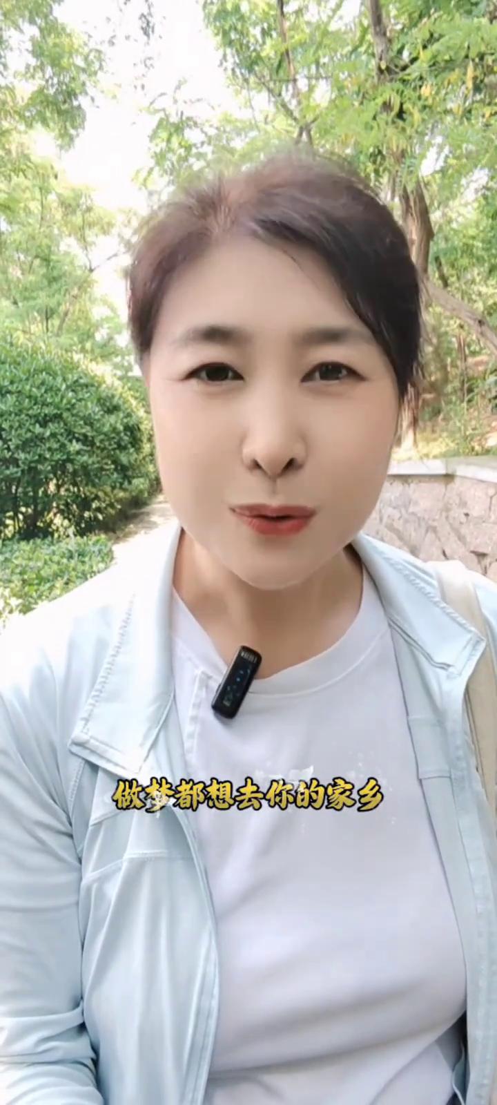 于我而言，你是一束治愈人心的暖阳。
能静下心来和你好好的聊聊，我满心欢喜。你于我
