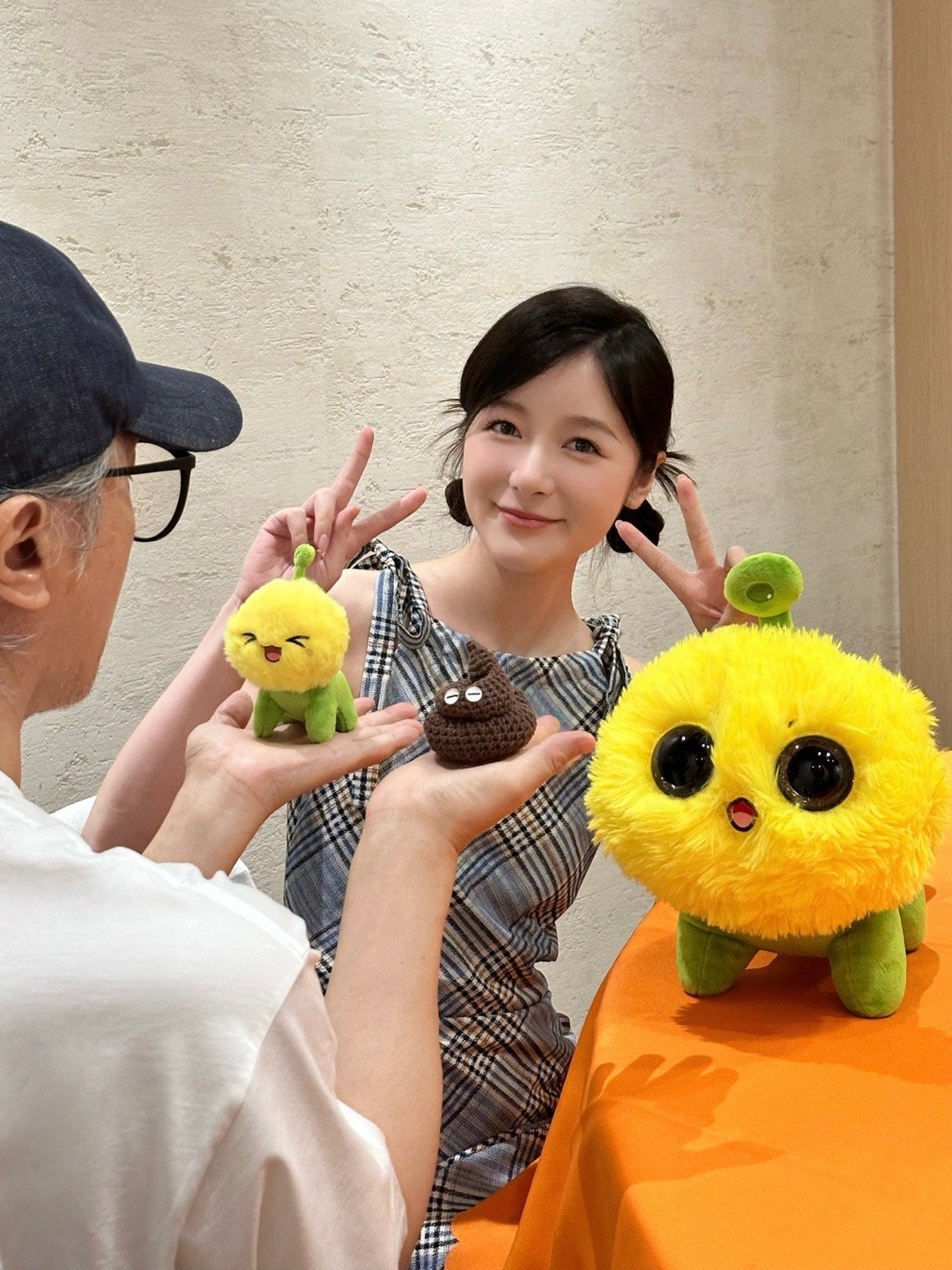 #周星驰晒与徐娇合照##徐娇再次签约周星驰公司#  感觉时间过得好快啊，已经15