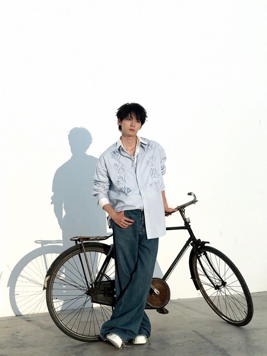 周翊然[超话]周翊然直播周翊然今天晚上直播的造型也是非常的酷炫，脸真的好小，五官