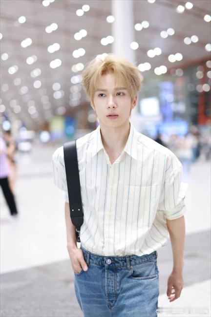 余承恩你穿成这样你侄女知道吗 看他拍硬照时穿丝绒西装叼玫瑰，荷尔蒙爆棚！要是被侄