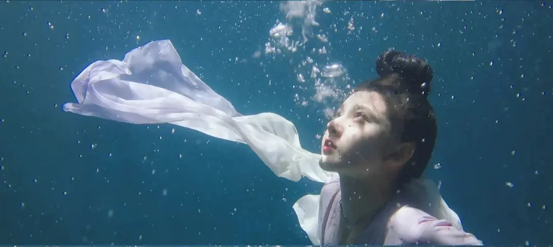 女明星的独特技能都能下水睁眼 