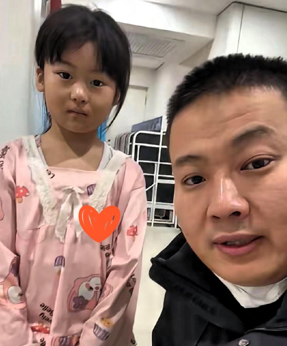 7岁女孩撑起一个家，这幕真的看哭了！
 
刷到黑龙江这个新闻，我鼻子瞬间酸了！7