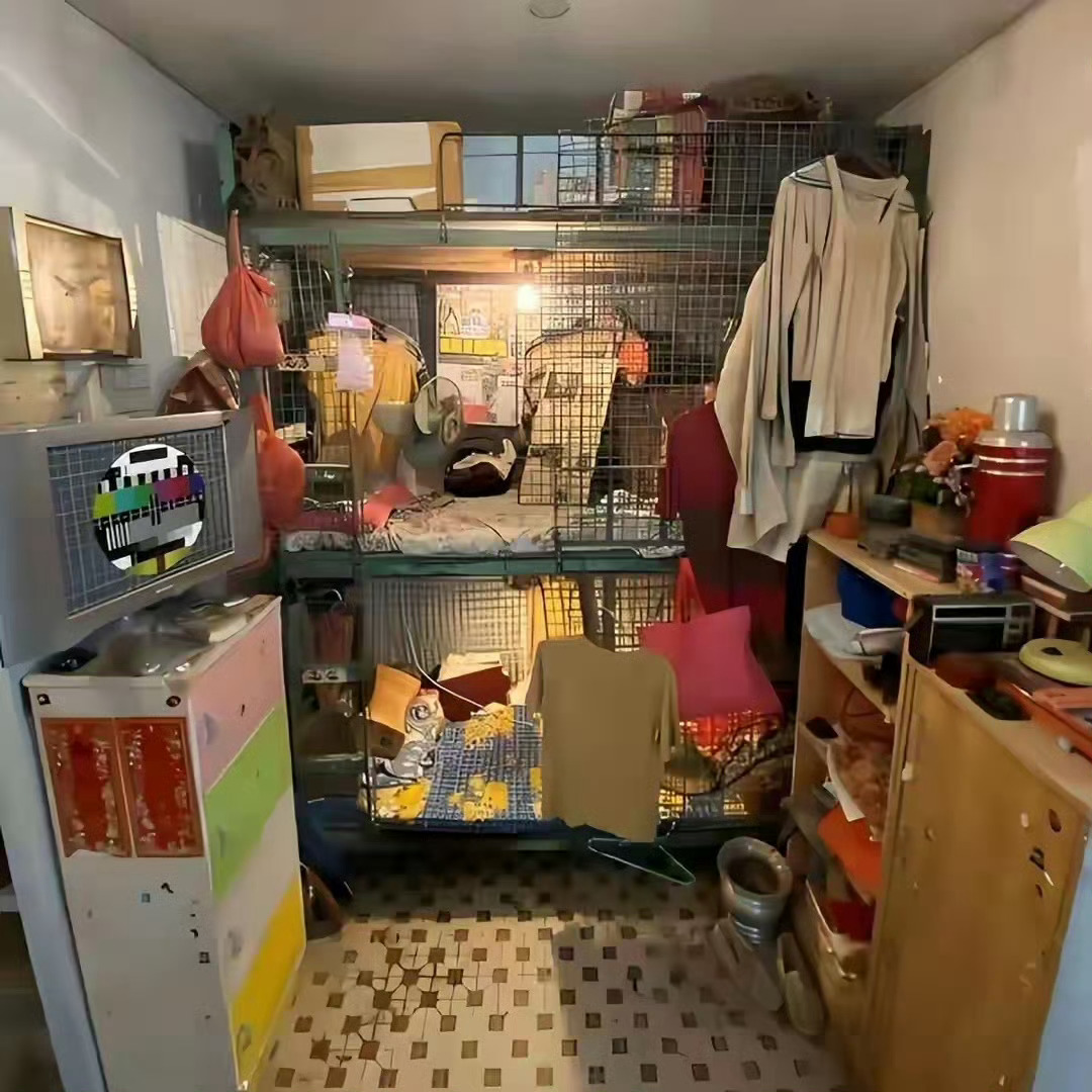 香港一四口之家，蜗居6㎡小屋，连一扇窗都没有，网友：太难了！ ​ ​​​