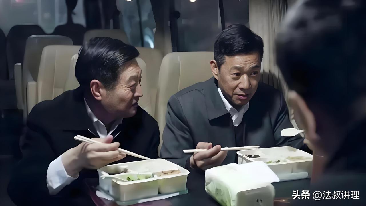 体制内用人怪象之五：旷工“吃空饷”
最恶心的用人乱象就是旷工“吃空饷”，她们不上