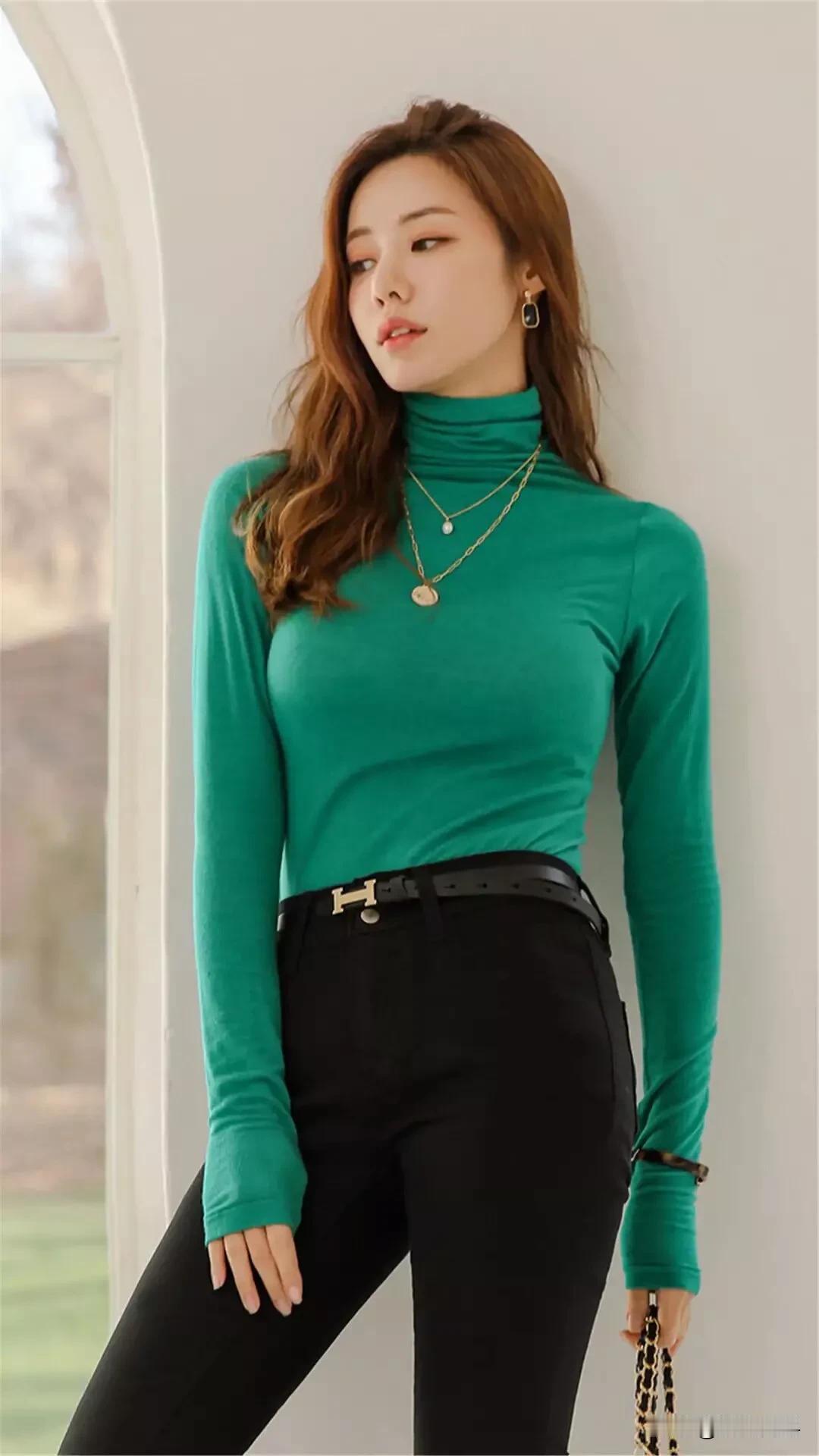 时尚圈里，穿搭组合千千万，绿意盎然的高领毛衣搭配黑色紧身裤，绝对是简约优雅的典范