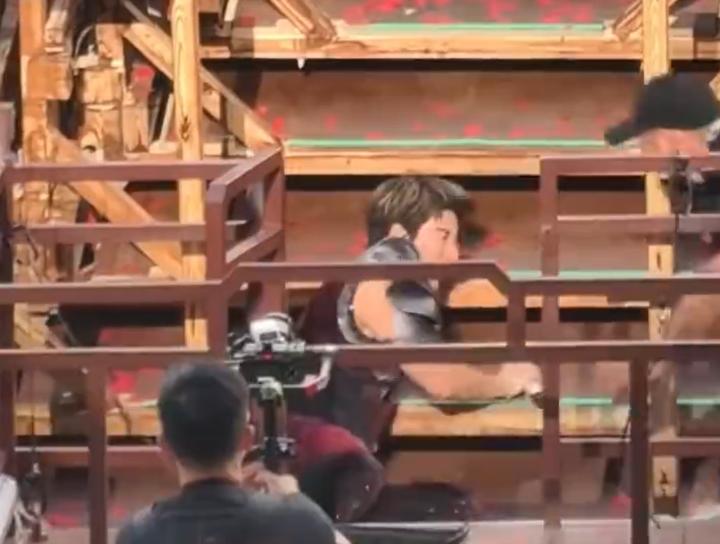 今天晚上，王力宏在成都开演唱会时突发意外。
他在舞台上唱歌时被绊倒，疑似导致耳骨