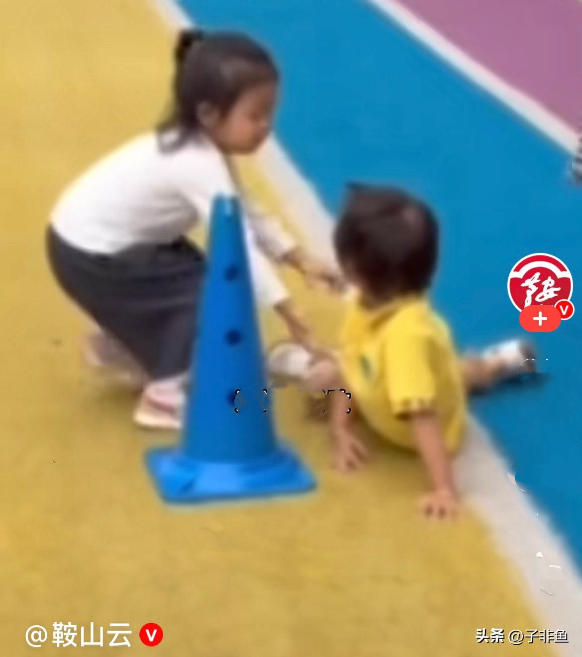 她跑输了比赛，却赢了所有人的尊重……
近日，江西南昌一所幼儿园，正在举办幼儿跑步