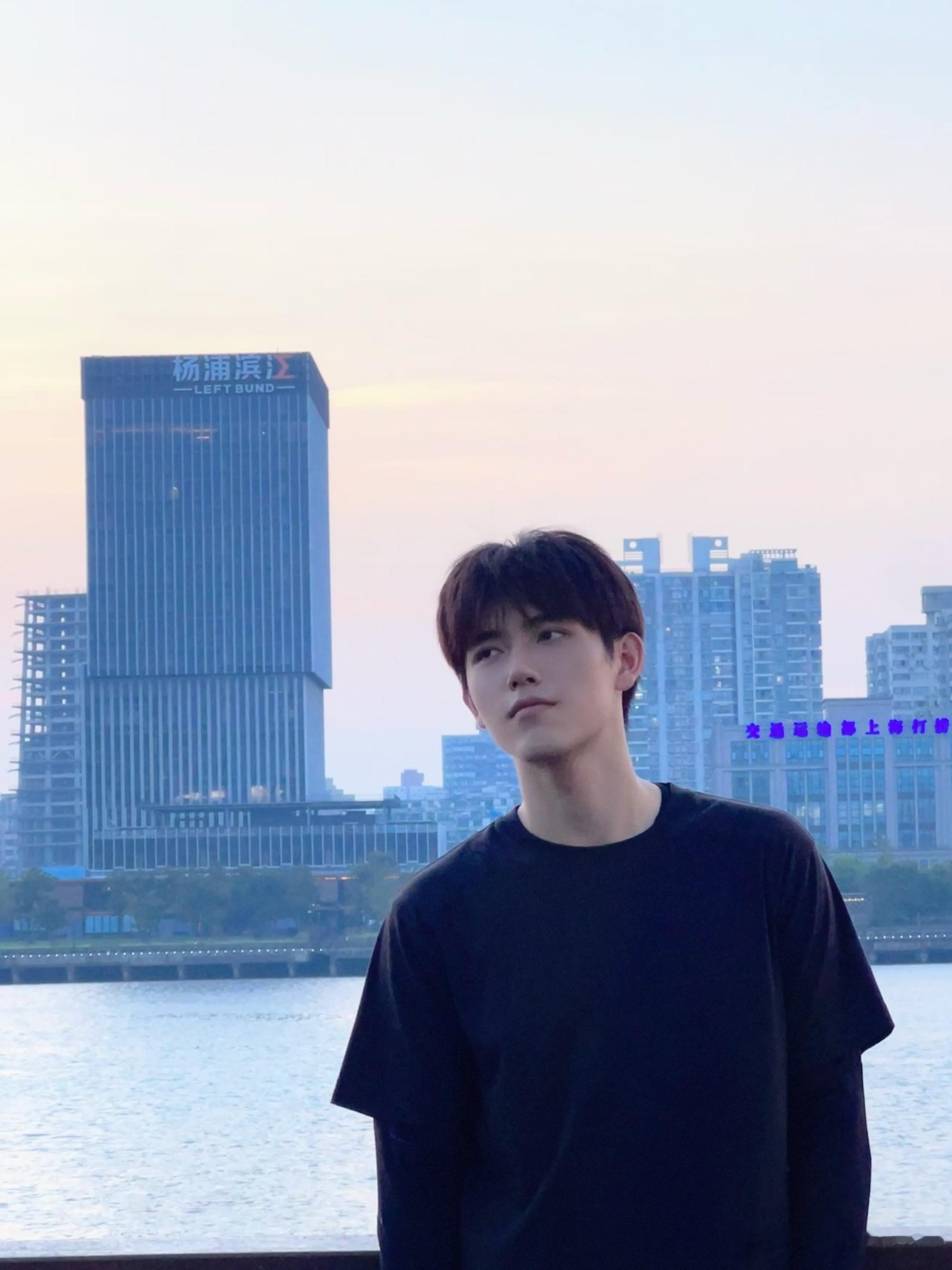 迪丽热巴 陈飞宇给我大大方方的  人品演技颜值都有的两人就得大大方方的  