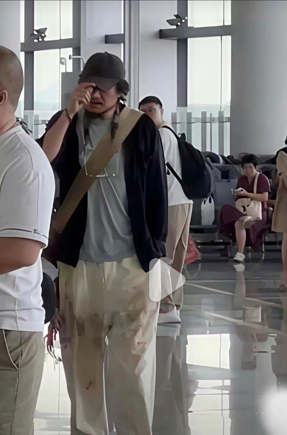 你以为他是流浪汉？其实人家穿的是巴黎世家 ​​​