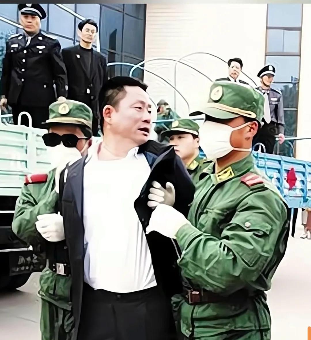 2005年，宋留根被验明正身，押赴刑场前，留下了一张老照片，镜头中的他穿着白色衬