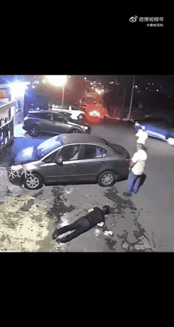 枪支泛滥的严重性和危害性，通过这个画面一览无余，在这里生活的人们，根本就没有一丁