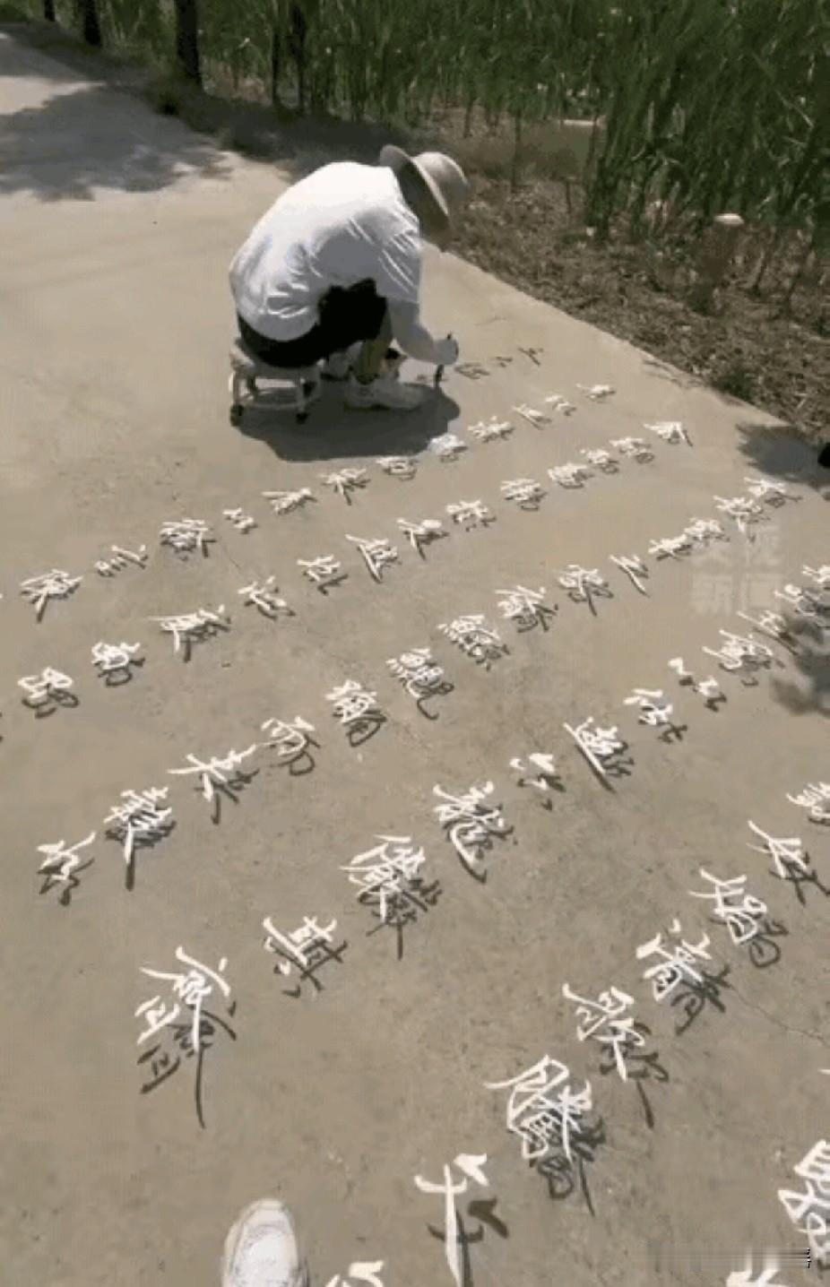 “终于火到央视了！”河南周口，一名男子顶着酷暑，没有在家吹空调，而是搬起板凳拿上