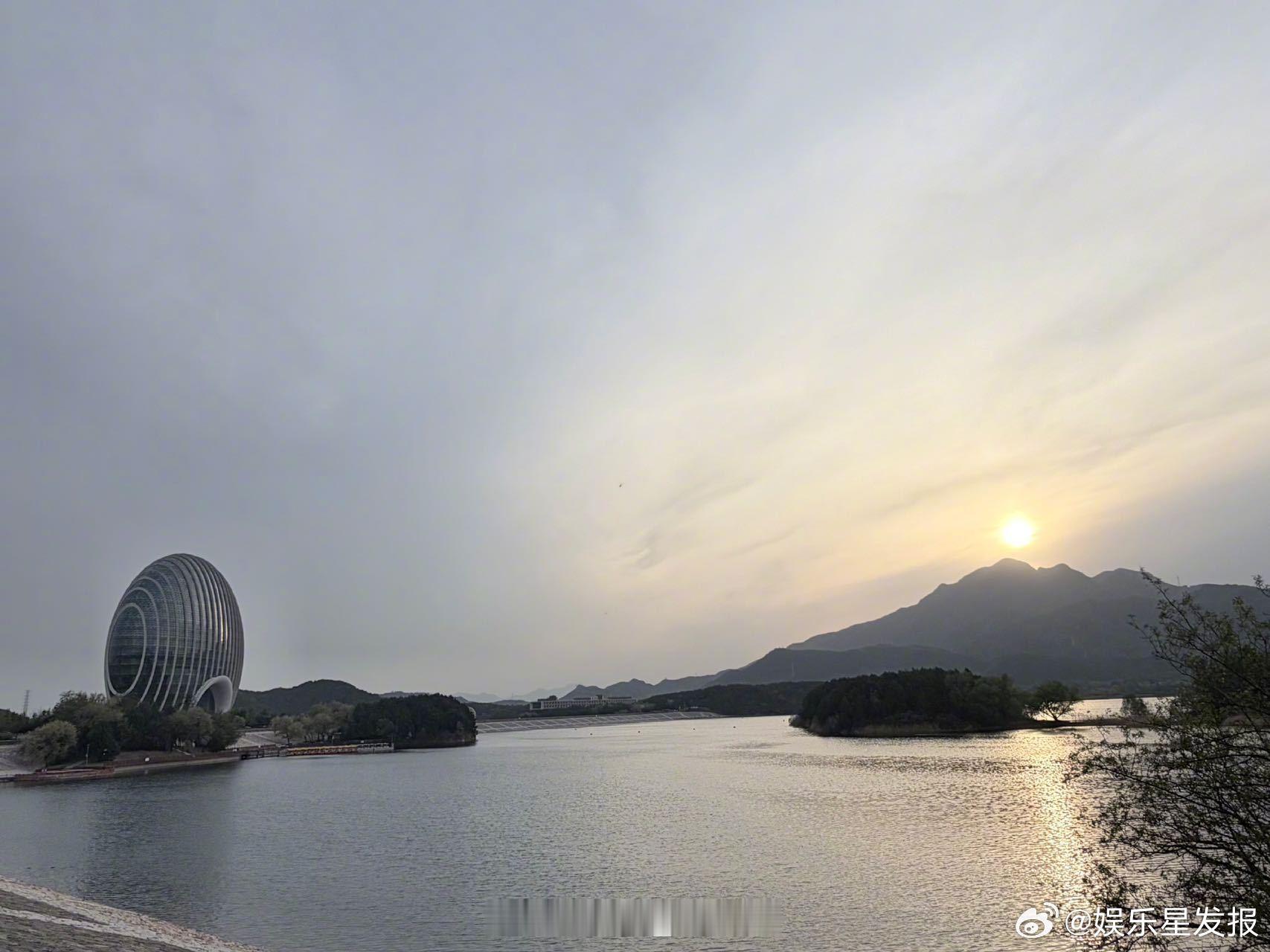郭俊辰直播看日落 治愈系男友来的，骑完车开直播和粉丝一起等待北京日落，帅哥机车配