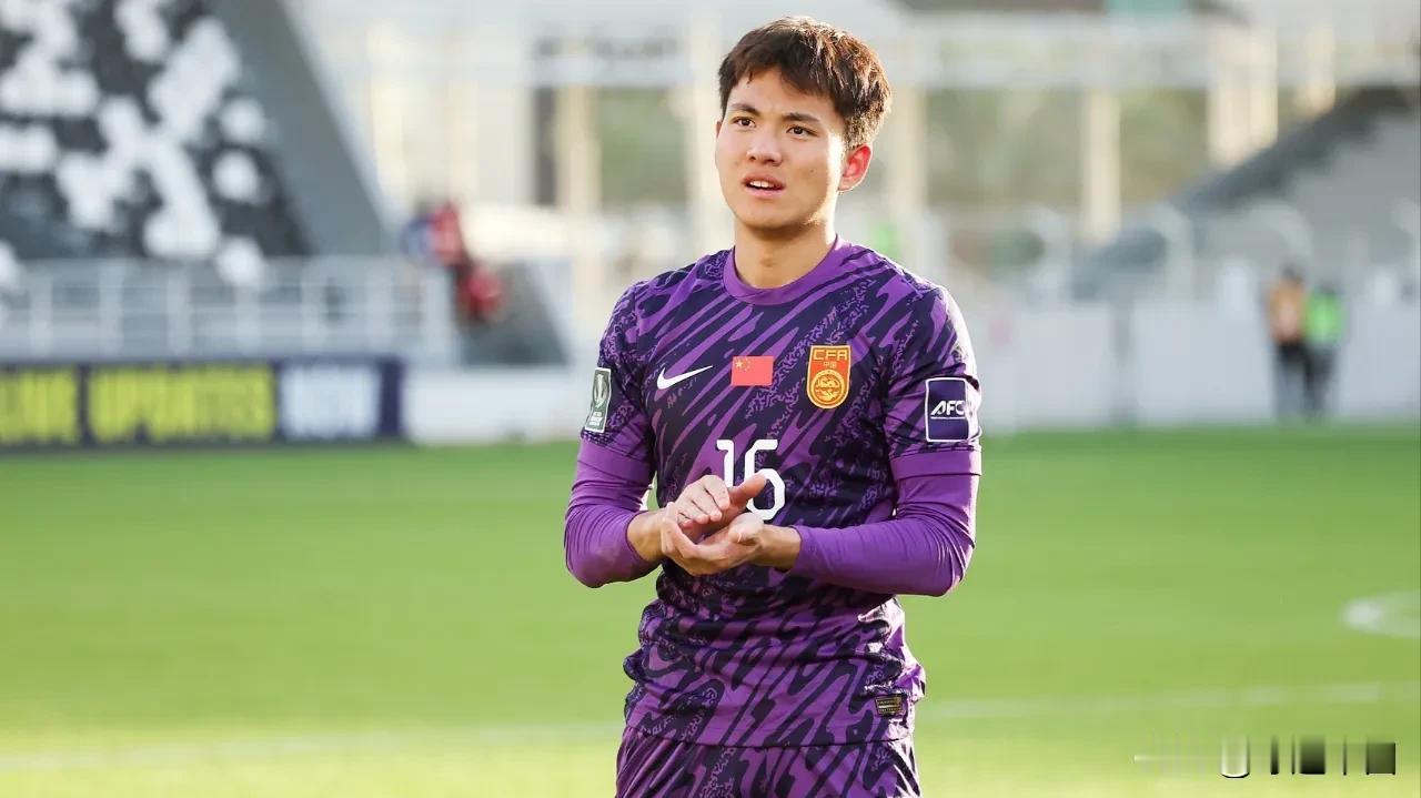 李昊的足球生涯始于一次偶然。2014年，10岁的他在广州荔湾区小学队中本司职中场