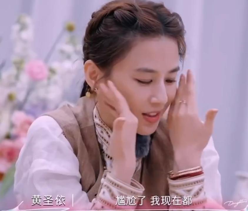 贾乃亮李小璐已经离婚6年了，而甜馨的话也证明了两个人没有复合的可能性了！然而就在