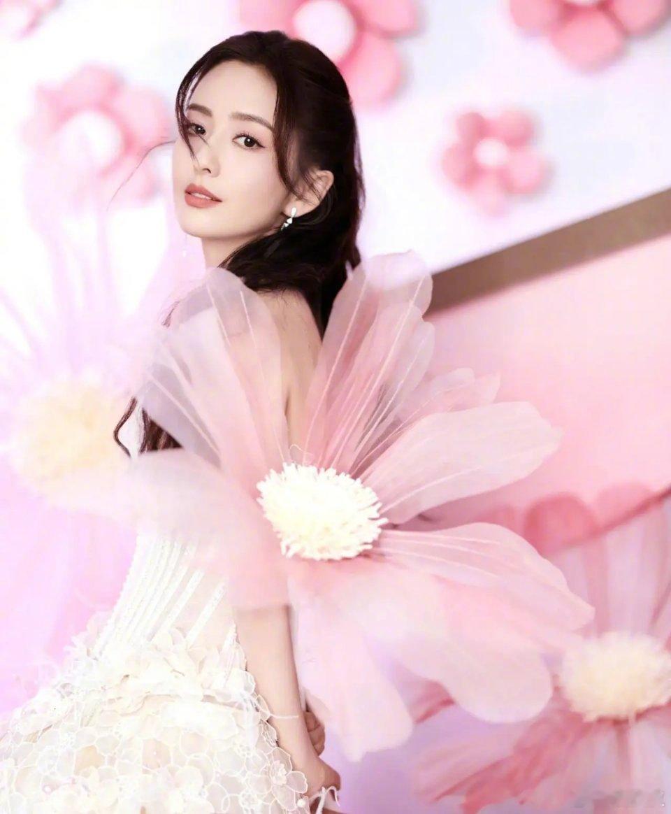 #佟丽娅生日会仪式感拉满#对于佟丽娅而言，这或许是她表达感激与分享喜悦的一种方式