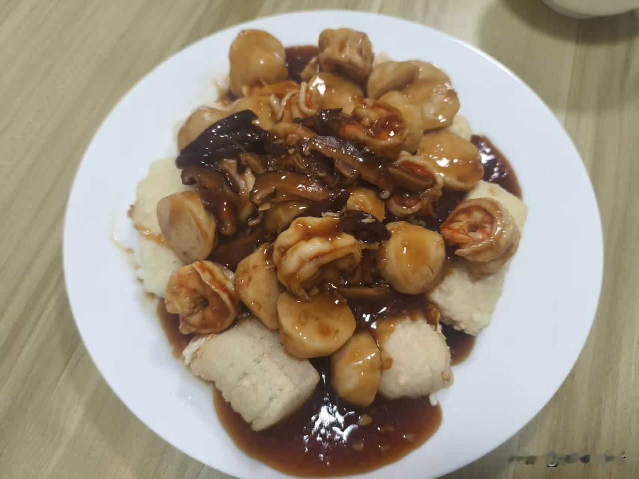 减肥立志晚上不吃饭。
到了半夜，肚子开始开会：
胃：我饿。
肠子：我也饿。
大脑