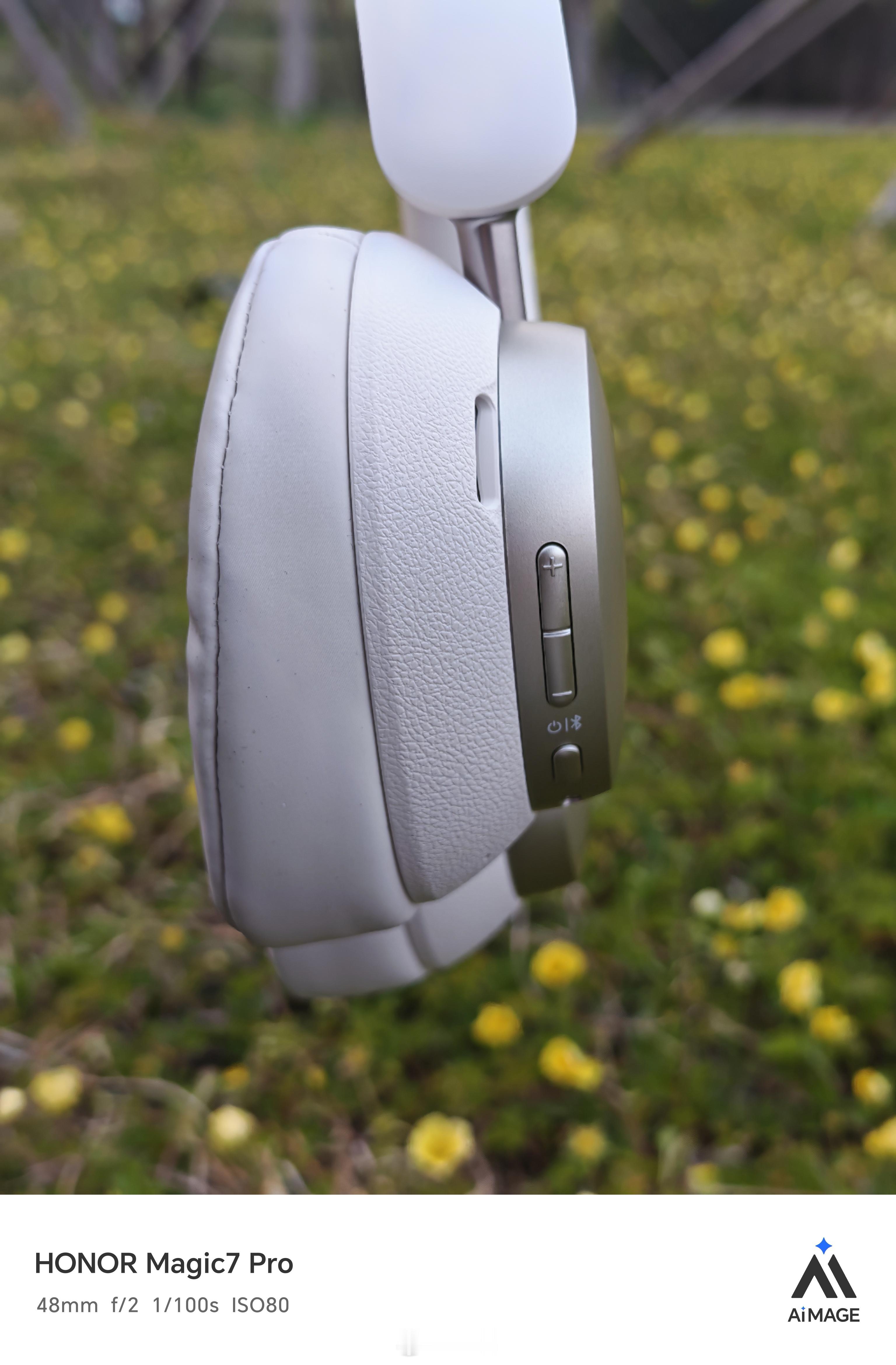 戴眼镜也能戴的很舒服的头戴耳机，终于找到了。头戴耳机压眼镜腿的痛，谁懂？荣耀亲选