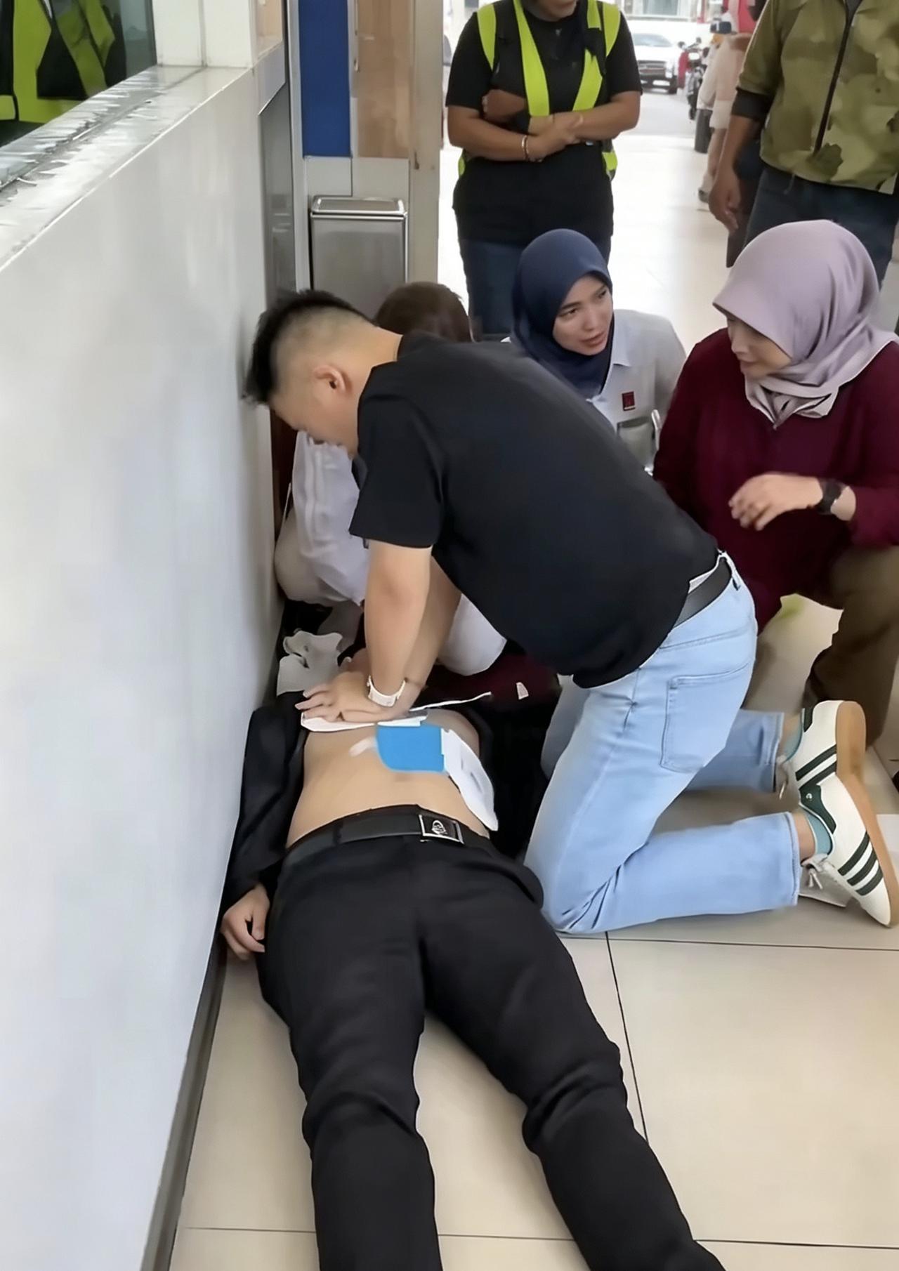 异国加油站遇险情，王洛飞跪地救人，平凡举动太暖心！
 
马来西亚雪兰莪州一加油站