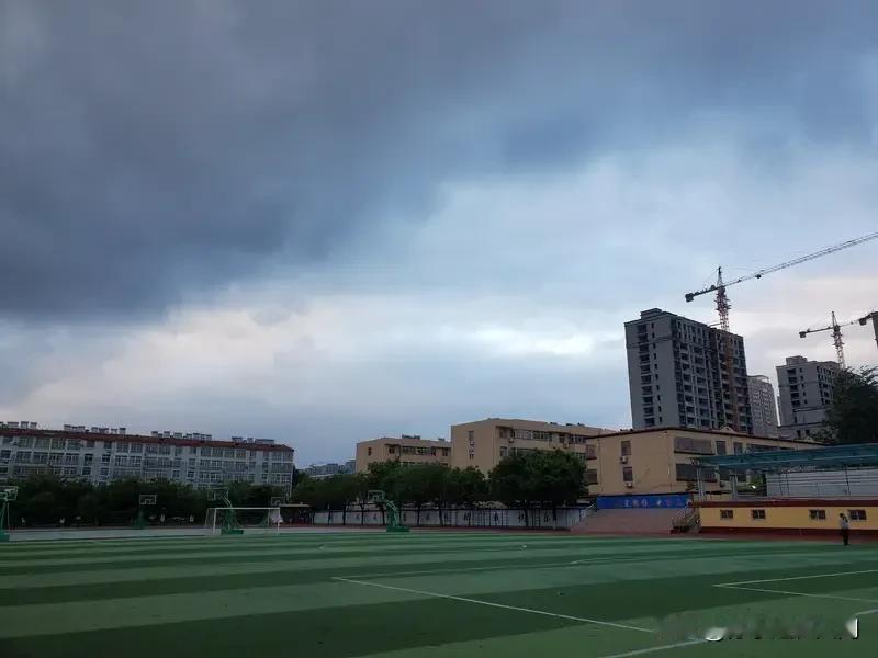 山东这两所中学食堂没座椅让学生站着吃饭的事儿，挺让人意外。冠县那所中学，校方称一