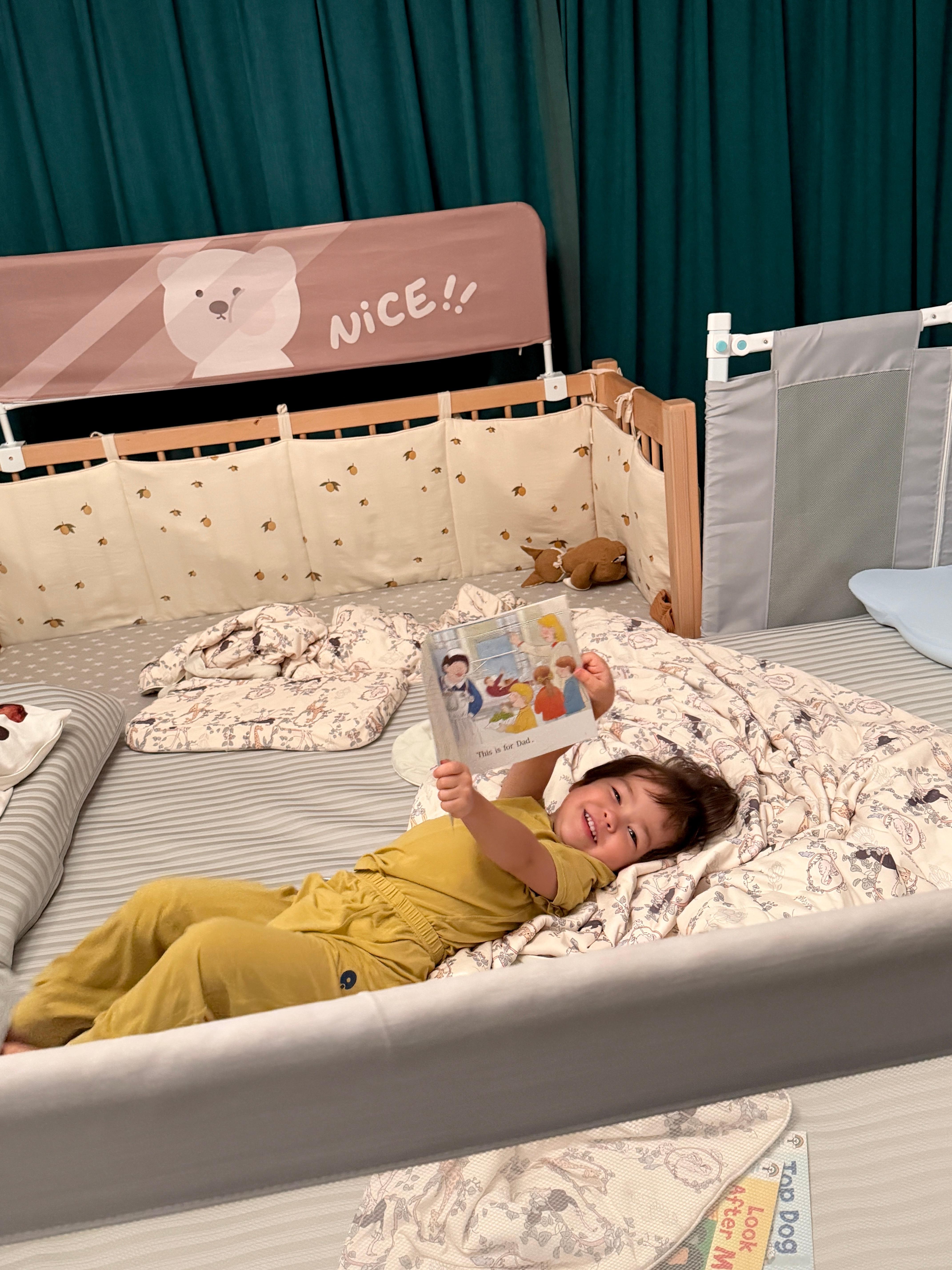“Dad feet is broken！”昨晚特别惊喜得发现，她现在会自己看图组