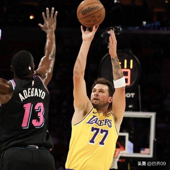 背靠背狂砍100分！东契奇60+7+5抢断，湖人客胜热火
 
3月20日NBA常