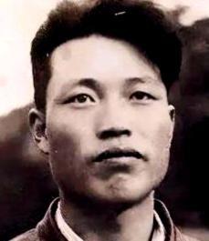 1990年盛夏八月，叛逃祖国的飞行员王宝玉被苏联人蒙上双眼押送转移。正当他暗自窃