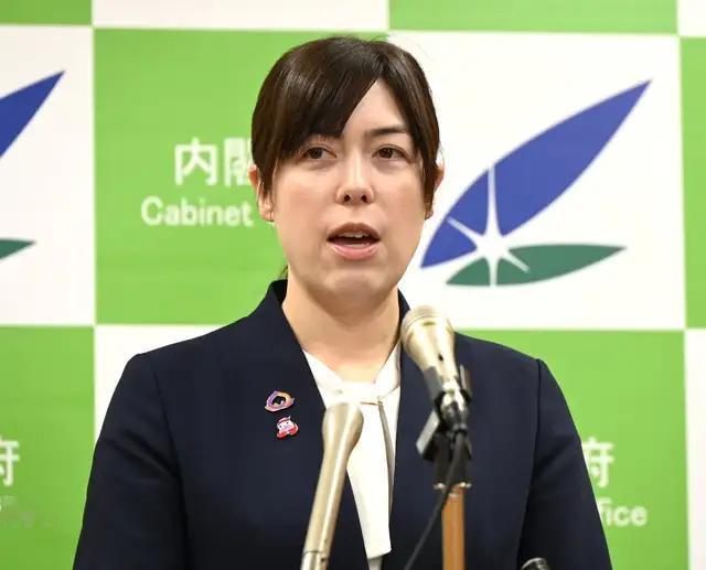 一场“官方 vs 自由记者”的真人秀
小野田纪美“大战”自由记者，表演味很浓！