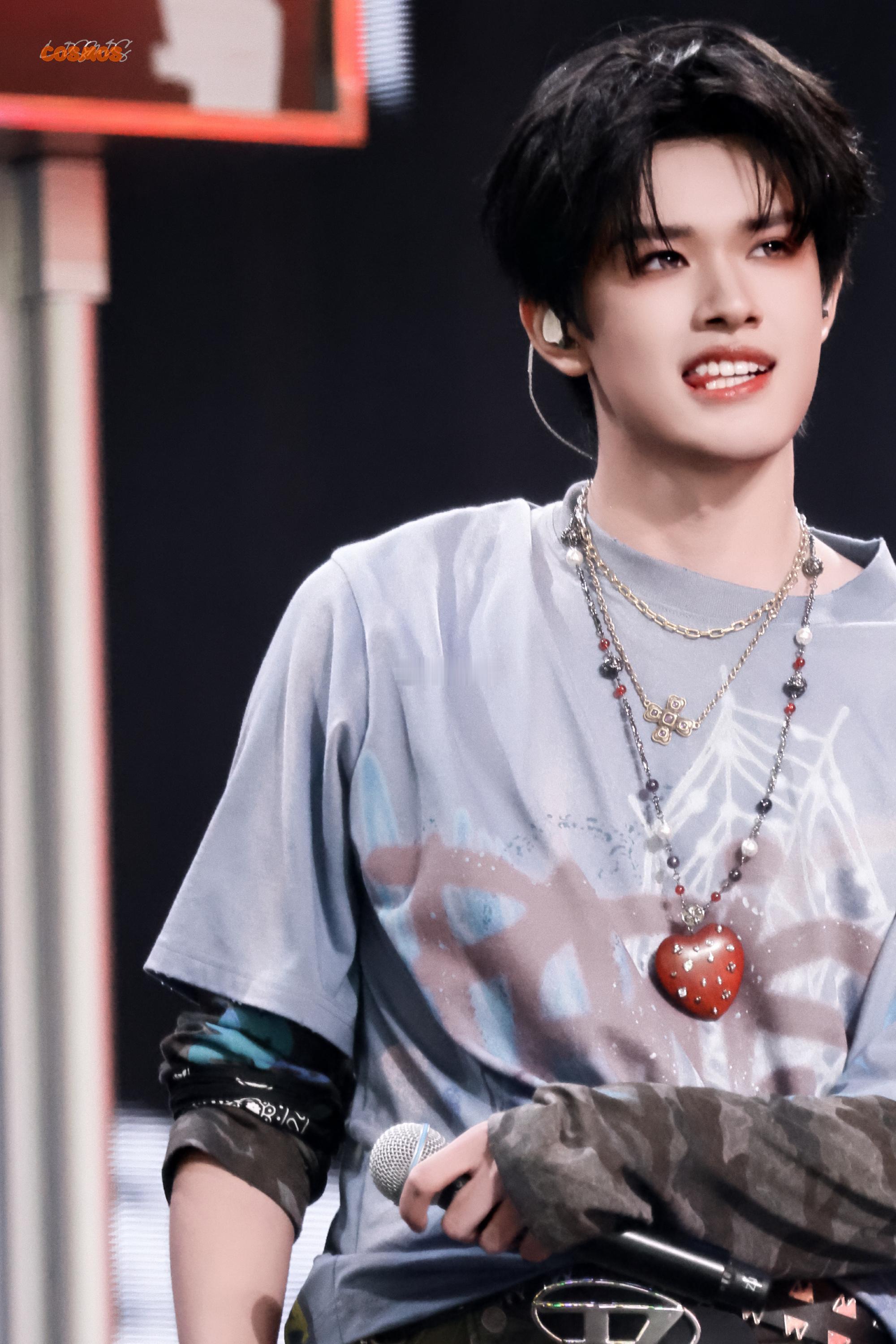 张极脸蛋天才来的 张极的脸就是为追光长的吧，灯光一打五官立体又柔和，温柔气质拉满