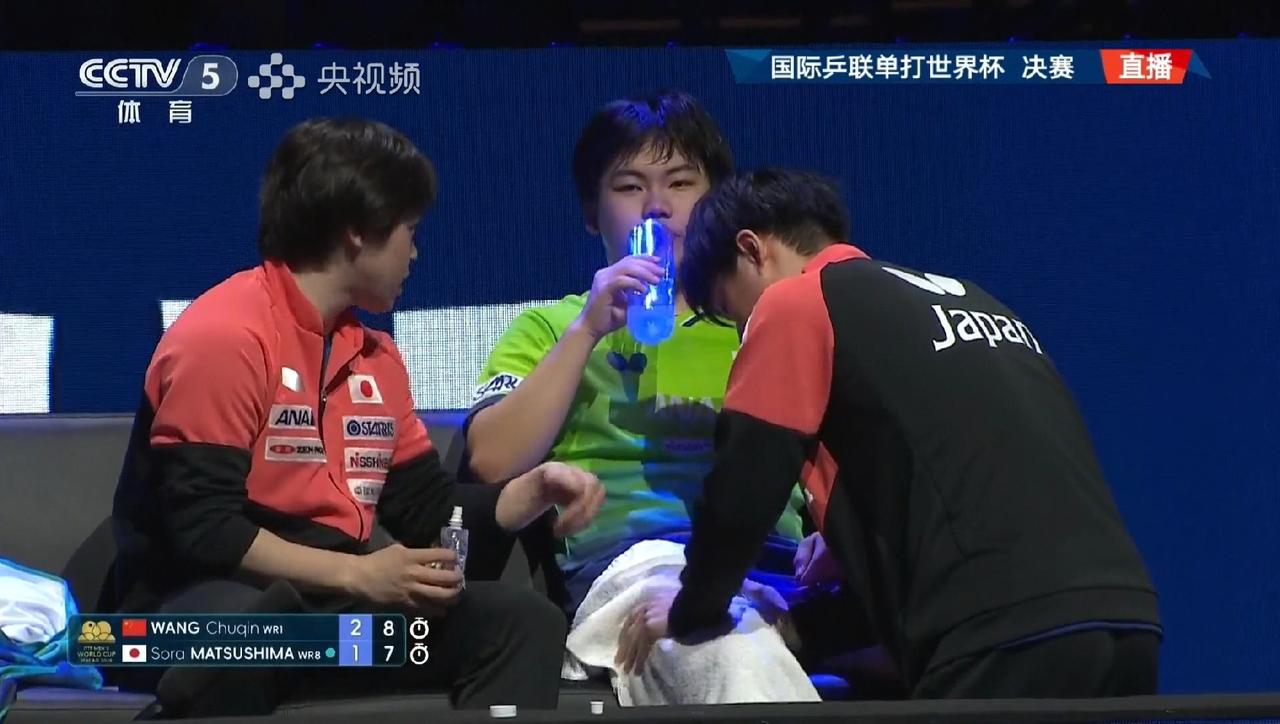 王楚钦战胜松岛辉空，
当比赛打到第四局的时候，松岛辉空的按摩医疗队又开始登场了，