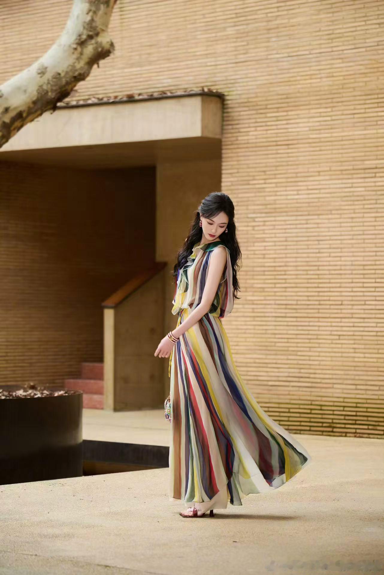 唐嫣数数看有几种颜色唐嫣身上几种颜色唐嫣真的好适合彩色系穿搭，温柔中带着元气，每