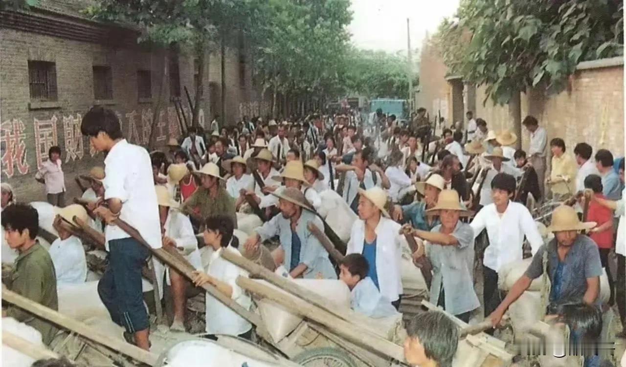 1993年，信阳农村，农民们排队交公粮！
那时候的农民真的很幸福！
#90年代农