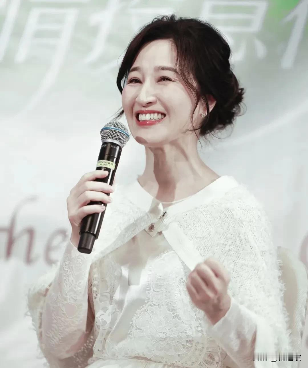 关咏荷最近出席二十年粉丝见面会，她身穿一袭白色长裙，笑容明媚，气质高雅，还是这么
