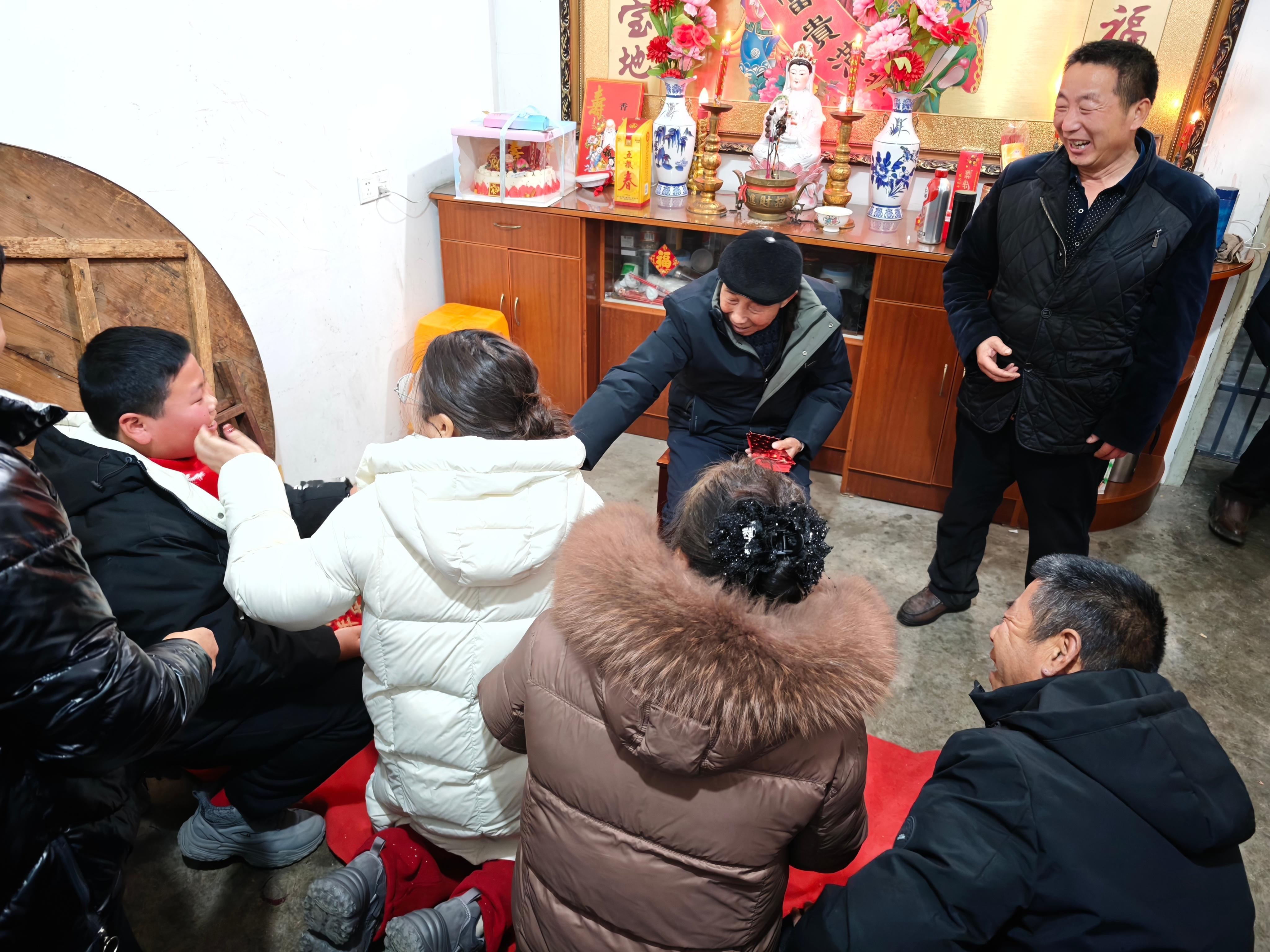 给寿星拜寿了，还抽了张“闪卡”