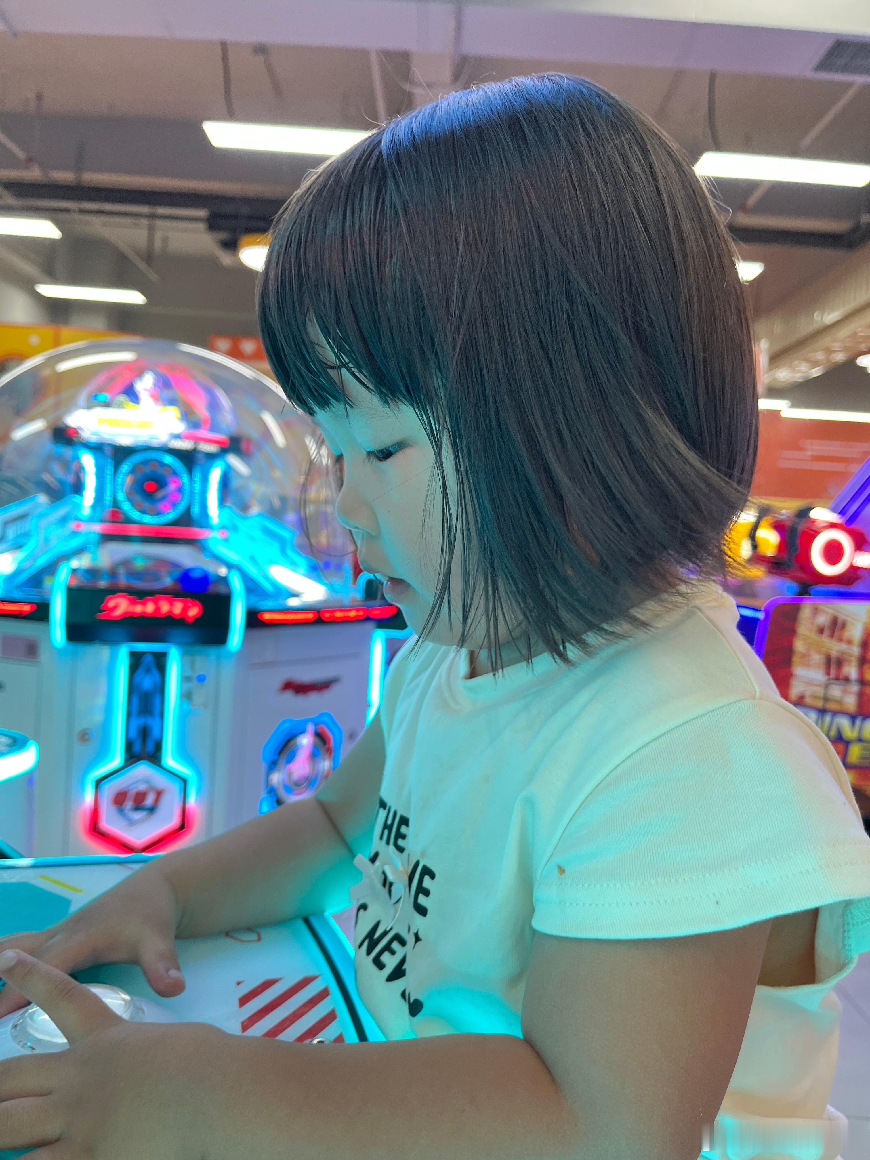 不去公园，要来游乐场玩，叫我给她买10个币，上个礼拜她两个堂姐，都有10个，她5