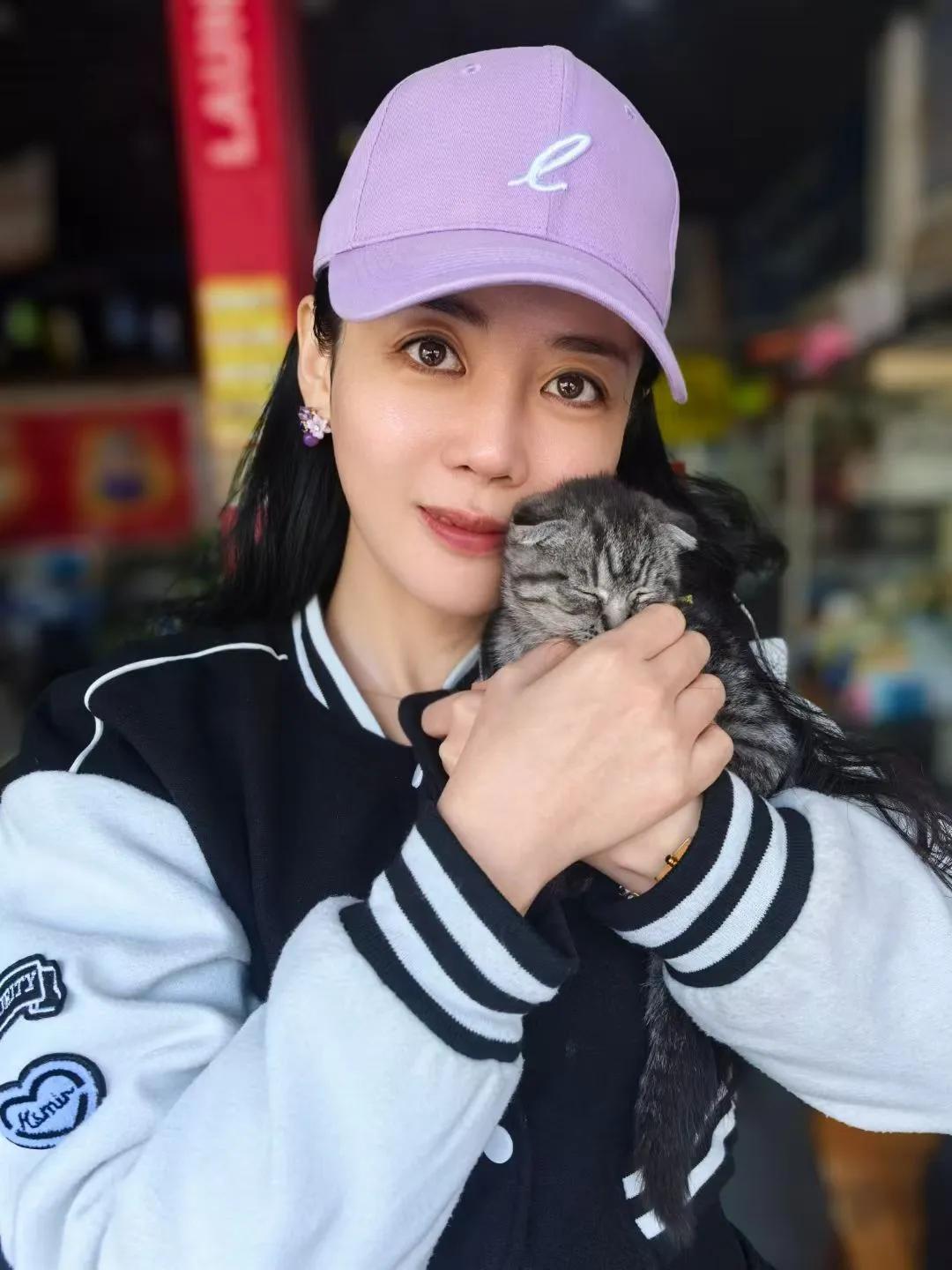这么小、这么可爱的猫，真是爱不释手～[呲牙][比心]