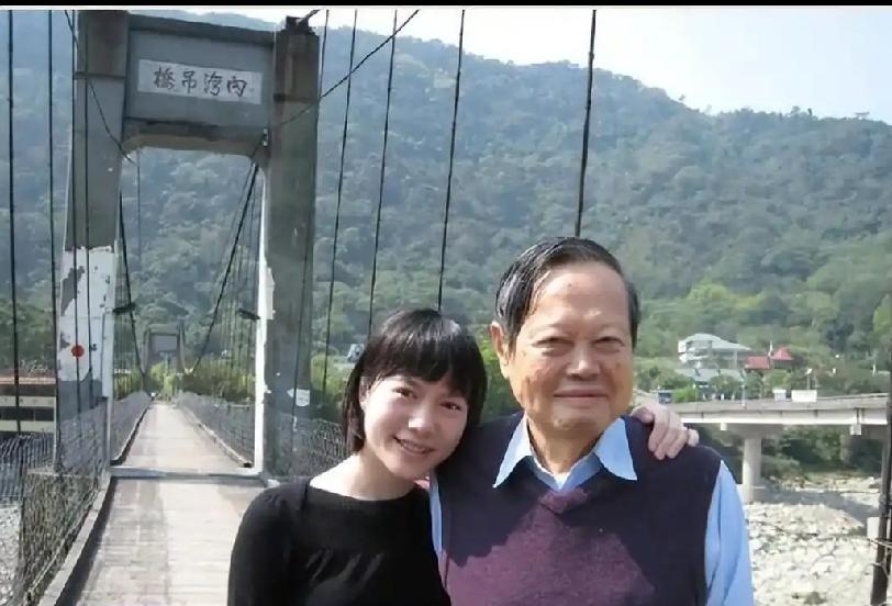 夫妻恩爱情深！你猜，这是在什么地方的合影。