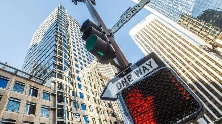 过去二十年，房地产确实带动了很多行业。建筑工人、装修公司、建材工厂、家具家电，这