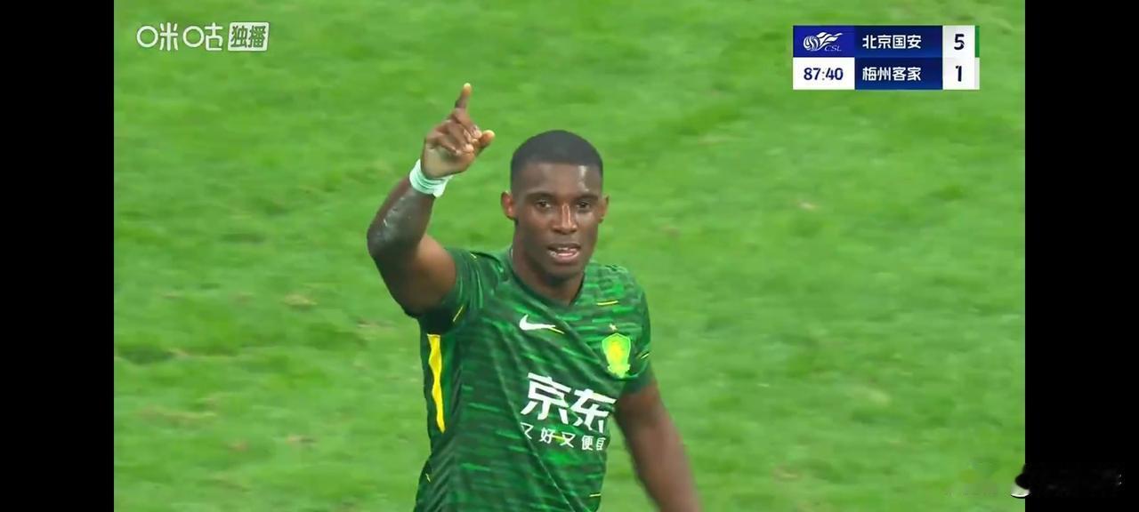法比奥喜获中超金靴！

本轮中超，国安主场5-1大胜梅州客家，法比奥一人独进4球
