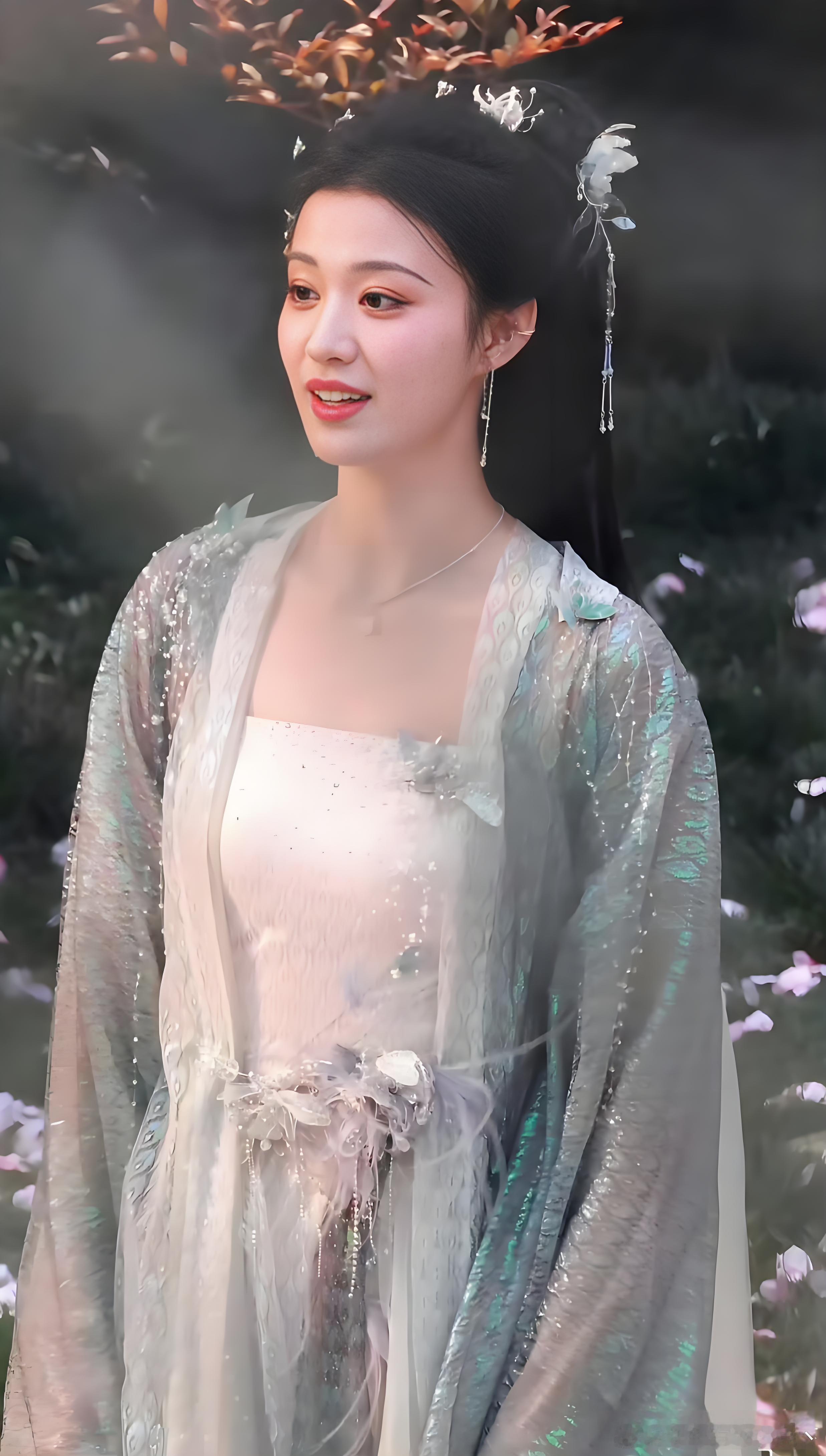 好久没见过这种质感的服装了，王楚然穿这种纱纱的衣服特别好看，美得就像是从古画里走