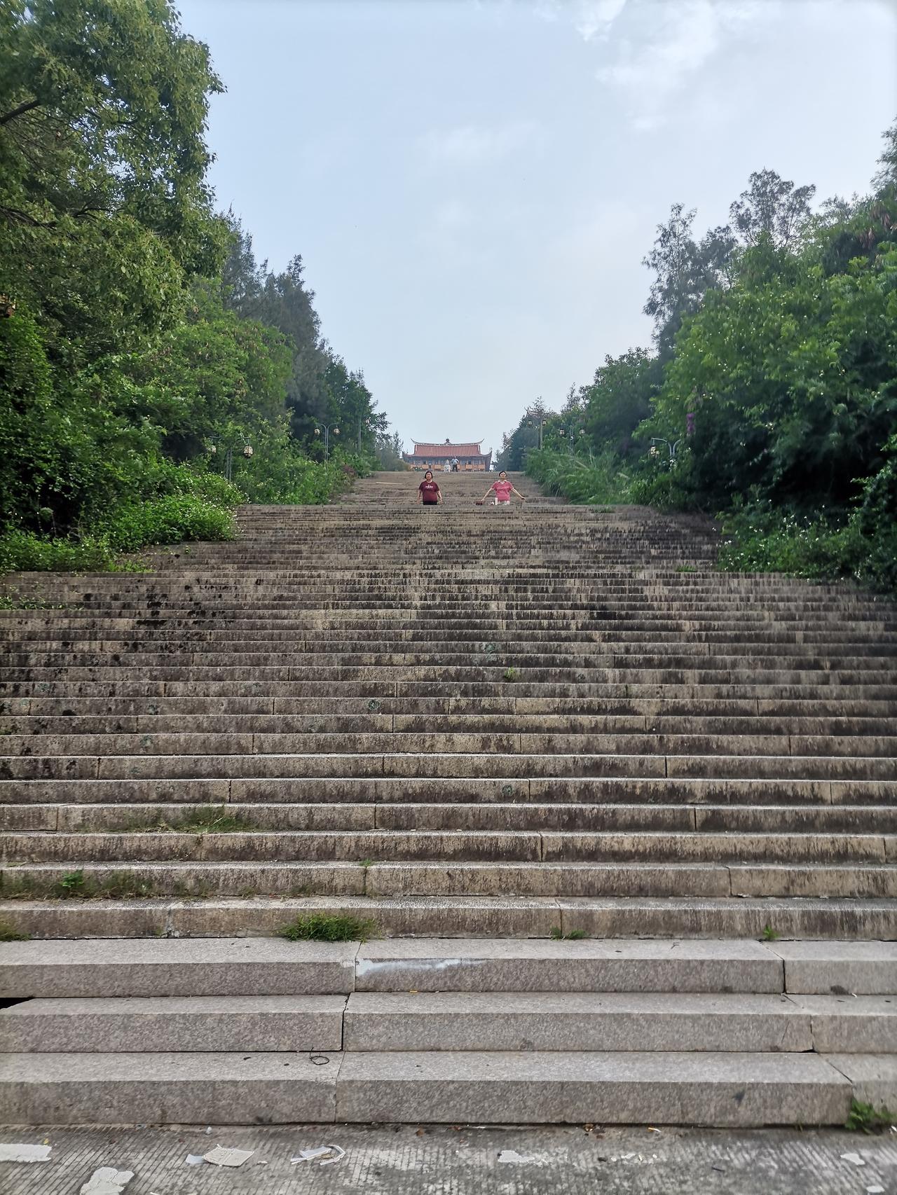 吴航十二景之一龙角峰寺庙《龙角含烟》：
汇聚天地之灵气，吸纳日月之精华；
集萃阳