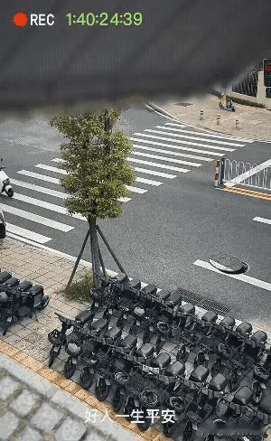 这哥们儿在斑马线那儿等着过马路呢，突然发现旁边有个井盖好像要翘起来了。他一看这情