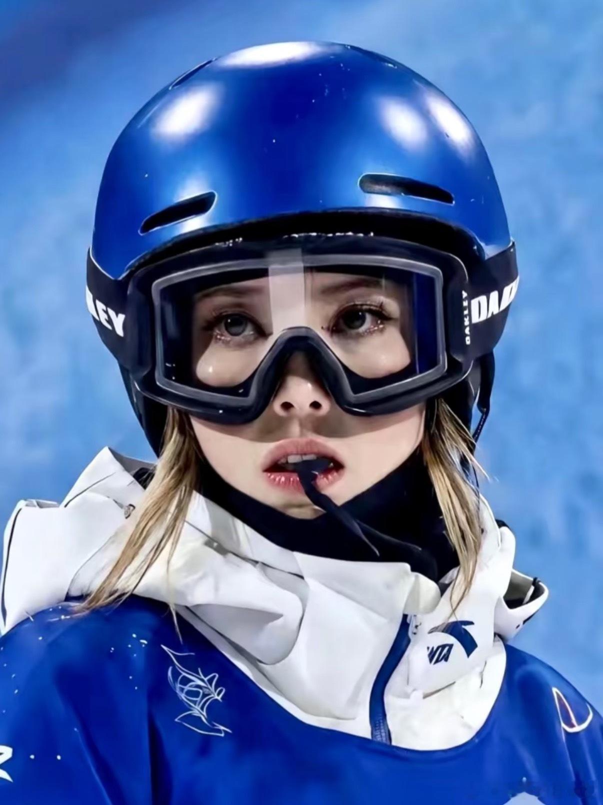 为什么谷爱凌比赛前要放两撮头发 谷爱凌比赛时留两撮头发，既方便裁判和观众认出她是