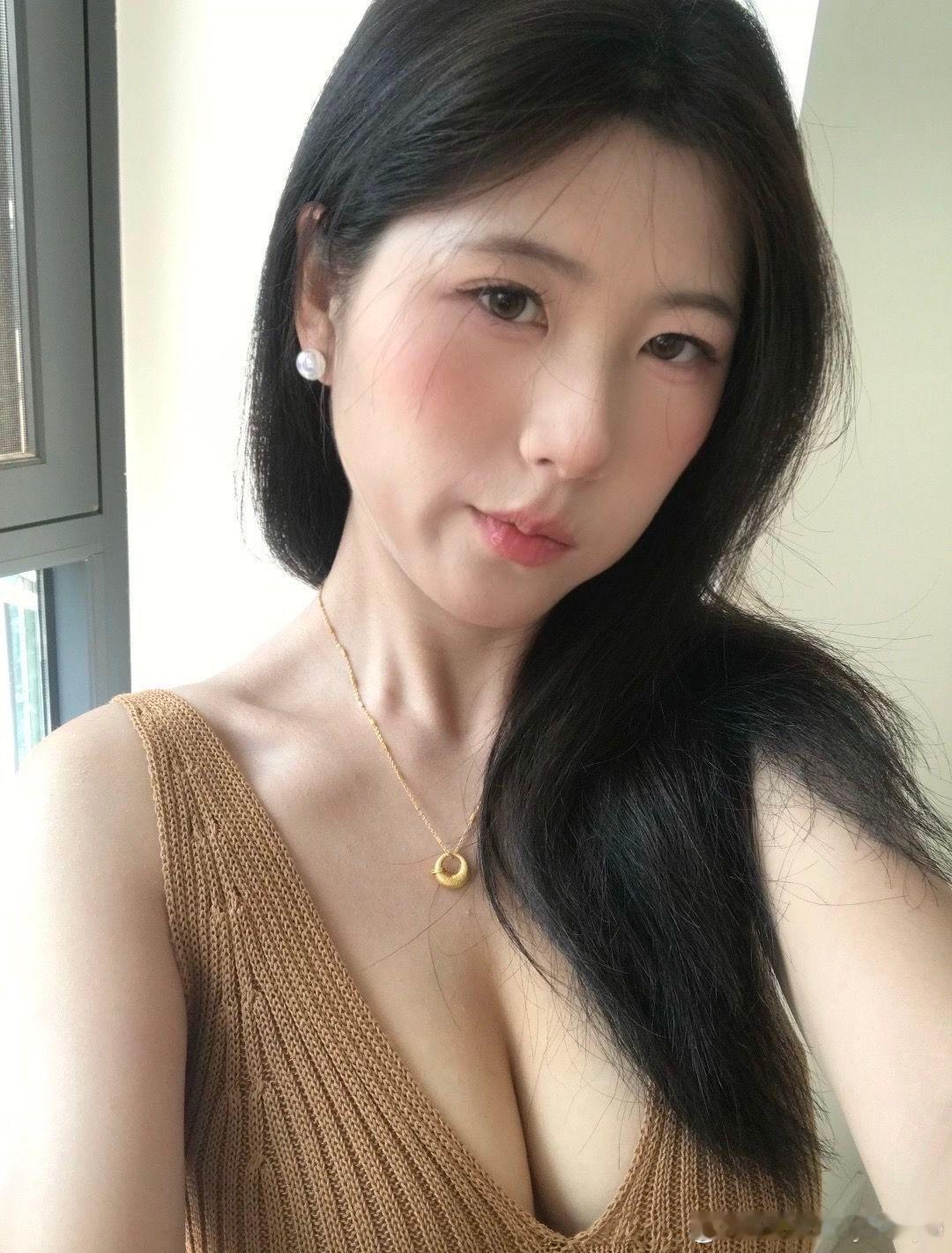 称不上 大方或性格张扬 ​​​