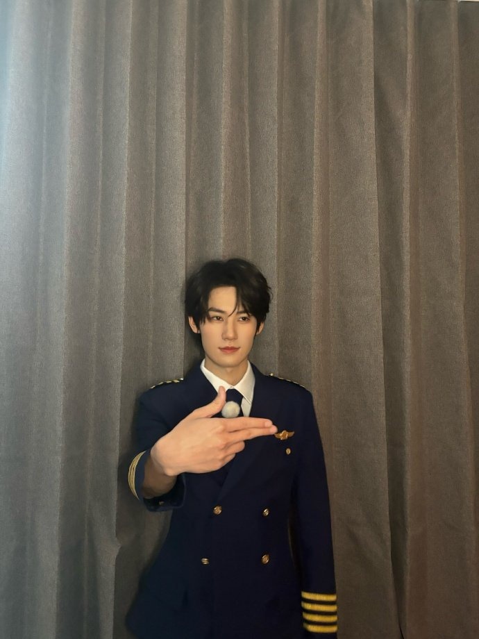 张真源奔跑吧14录制张真源机长造型返场奔跑吧 张真源《奔跑吧14》首期录制惊喜上