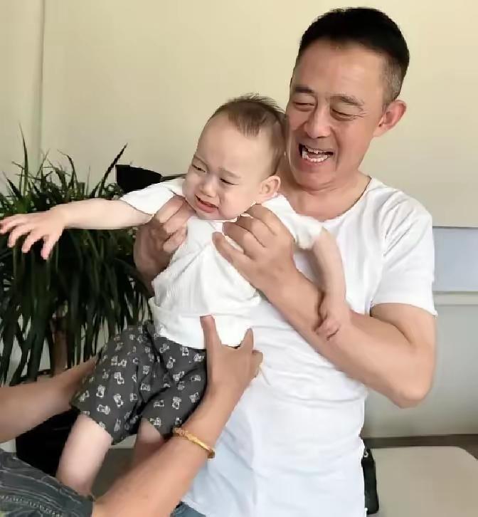 侯勇这日子过得真让人看不懂。

他58岁和三婚妻子生了个儿子，前两段婚姻都没要孩